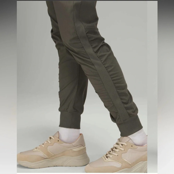 Lululemon Beyond The Studio Jogger size 0 in grey sage - Picture 5 of 8